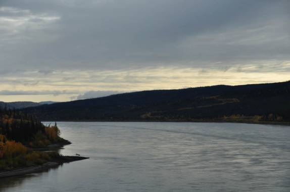 Atravessando o rio Yukon, na Dalton Highway, norte do Alaska